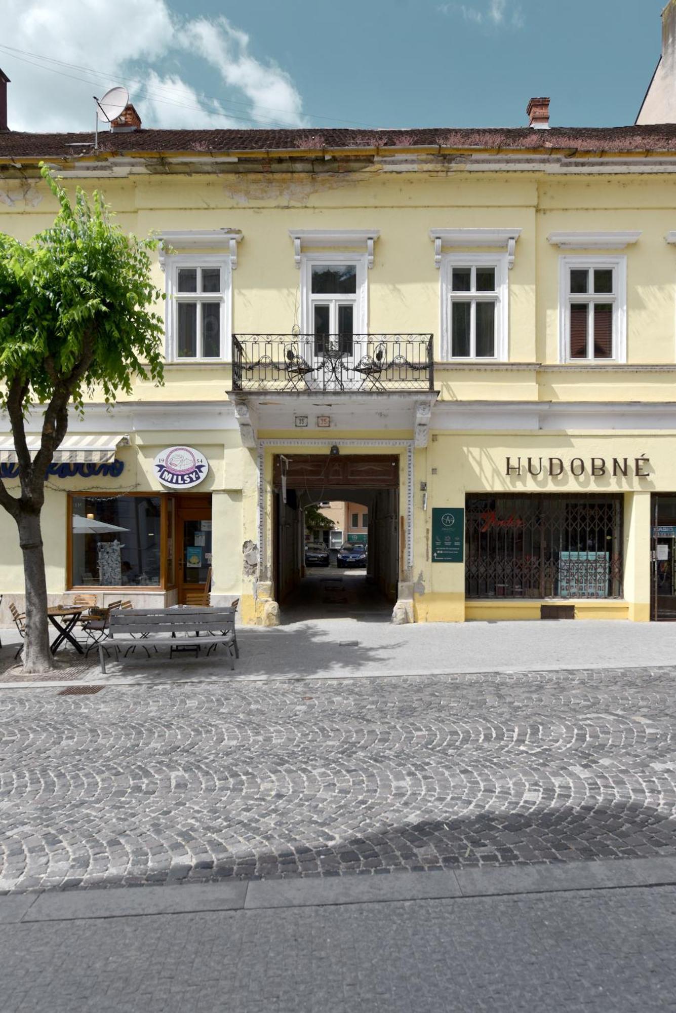 Apartman S Balkonom Trenčín エクステリア 写真